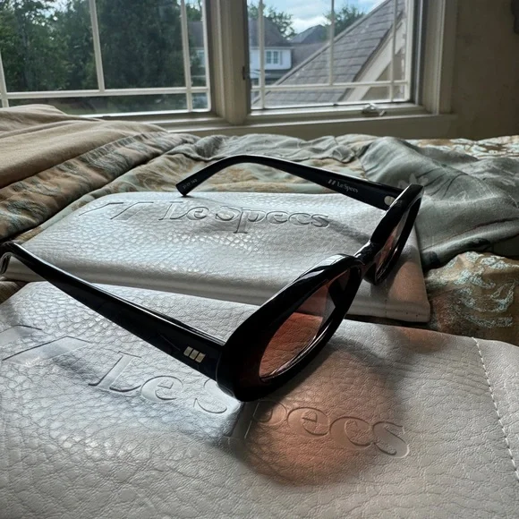 Le Specs - Outta Love - Picture 8 of 8